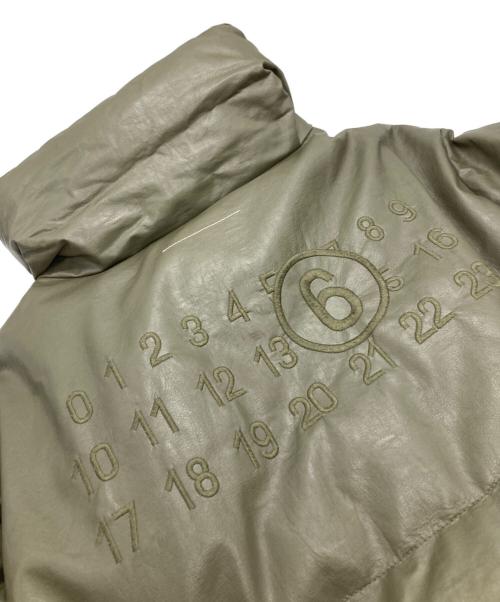 MM6 Maison Margiela（エムエムシックスメゾンマルジェラ）MM6 Maison Margiela (エムエムシックスメゾンマルジェラ) ナンバリングロゴパデッドジャケット カーキ サイズ:Mの古着・服飾アイテム