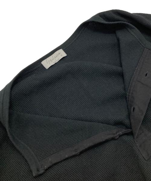 Yohji Yamamoto pour homme（ヨウジヤマモト プールオム）Yohji Yamamoto pour homme (ヨウジヤマモト プールオム) ヘンリーネックサーマルカットソー/Thermal Henley ブラック サイズ:3の古着・服飾アイテム