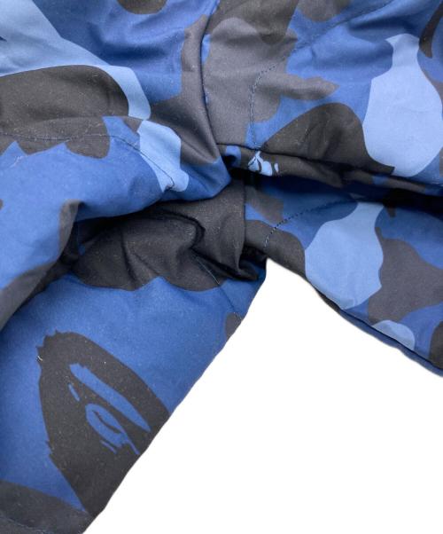 A BATHING APE（ア ベイシング エイプ）A BATHING APE (ア ベイシング エイプ) COLOR CAMO LIGHT DOWN JACKET ブルー サイズ:XLの古着・服飾アイテム