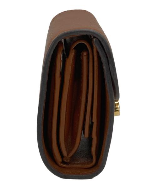 CELINE（セリーヌ）CELINE (セリーヌ) トリオンフスモールフラップウォレット/Small Flap Wallet TRIOMPHE IN Shiny calfskin ブラウンの古着・服飾アイテム