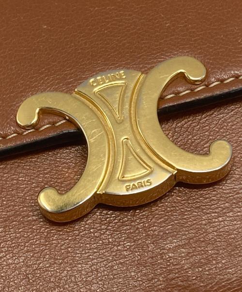 CELINE（セリーヌ）CELINE (セリーヌ) トリオンフスモールフラップウォレット/Small Flap Wallet TRIOMPHE IN Shiny calfskin ブラウンの古着・服飾アイテム