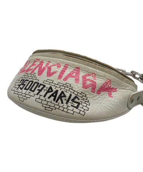 BALENCIAGA（バレンシアガ）BALENCIAGA (バレンシアガ) グラフィティスーベニアベルトバッグ/Graffiti Souvenir Belt Bag ホワイトの古着・服飾アイテム