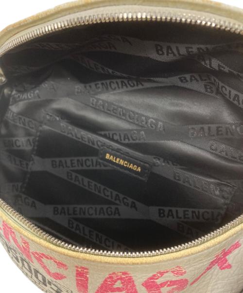 BALENCIAGA（バレンシアガ）BALENCIAGA (バレンシアガ) グラフィティスーベニアベルトバッグ/Graffiti Souvenir Belt Bag ホワイトの古着・服飾アイテム