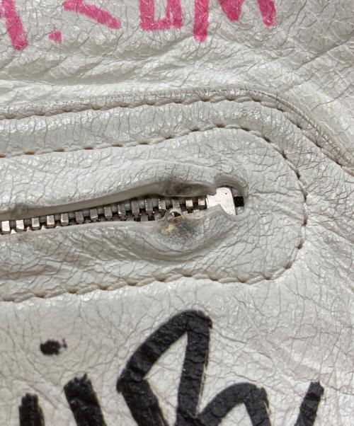 BALENCIAGA（バレンシアガ）BALENCIAGA (バレンシアガ) グラフィティスーベニアベルトバッグ/Graffiti Souvenir Belt Bag ホワイトの古着・服飾アイテム