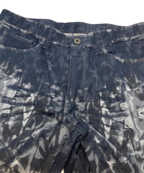 ISSEY MIYAKE MEN（イッセイミヤケメン）ISSEY MIYAKE MEN (イッセイミヤケメン) トロンプルイユ転写デニムパンツ/Trompe L'oeil Printed Denim Pants インディゴ サイズ:4の古着・服飾アイテム