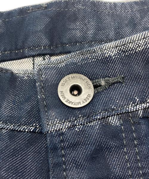 ISSEY MIYAKE MEN（イッセイミヤケメン）ISSEY MIYAKE MEN (イッセイミヤケメン) トロンプルイユ転写デニムパンツ/Trompe L'oeil Printed Denim Pants インディゴ サイズ:4の古着・服飾アイテム