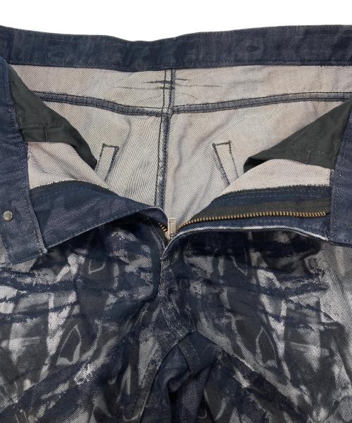 ISSEY MIYAKE MEN（イッセイミヤケメン）ISSEY MIYAKE MEN (イッセイミヤケメン) トロンプルイユ転写デニムパンツ/Trompe L'oeil Printed Denim Pants インディゴ サイズ:4の古着・服飾アイテム