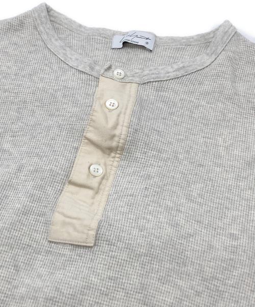 Yohji Yamamoto pour homme（ヨウジヤマモト プールオム）Yohji Yamamoto pour homme (ヨウジヤマモト プールオム) ドッキングヘンリーネックサーマルカットソー/layered-look thermal Henley shirt アイボリー サイズ:3の古着・服飾アイテム