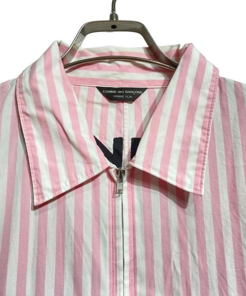 COMME des GARCONS HOMME PLUS（コムデギャルソンオムプリュス）COMME des GARCONS HOMME PLUS (コムデギャルソンオムプリュス) インナープリントストライプジップシャツ/Striped Zip-Up Shirt with Inner Print ピンク サイズ:-の古着・服飾アイテム