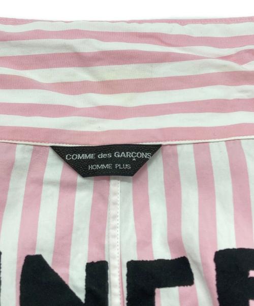 COMME des GARCONS HOMME PLUS（コムデギャルソンオムプリュス）COMME des GARCONS HOMME PLUS (コムデギャルソンオムプリュス) インナープリントストライプジップシャツ/Striped Zip-Up Shirt with Inner Print ピンク サイズ:-の古着・服飾アイテム