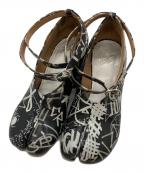 Maison Margielaメゾンマルジェラ）の古着「アンクルストラップグラフィティ足袋パンプス/Graffiti-print Tabi ankle strap pumps」｜ホワイト×ブラック