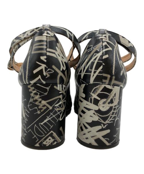 Maison Margiela（メゾンマルジェラ）Maison Margiela (メゾンマルジェラ) アンクルストラップグラフィティ足袋パンプス/Graffiti-print Tabi ankle strap pumps  ホワイト×ブラック サイズ:37の古着・服飾アイテム