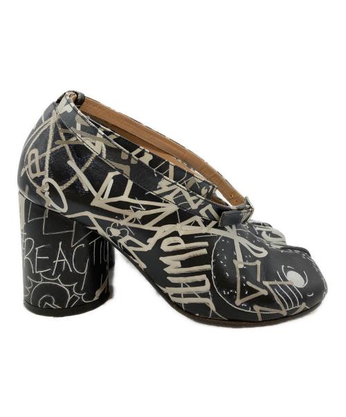 Maison Margiela（メゾンマルジェラ）Maison Margiela (メゾンマルジェラ) アンクルストラップグラフィティ足袋パンプス/Graffiti-print Tabi ankle strap pumps  ホワイト×ブラック サイズ:37の古着・服飾アイテム