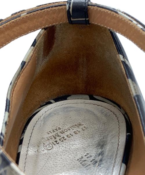 Maison Margiela（メゾンマルジェラ）Maison Margiela (メゾンマルジェラ) アンクルストラップグラフィティ足袋パンプス/Graffiti-print Tabi ankle strap pumps  ホワイト×ブラック サイズ:37の古着・服飾アイテム