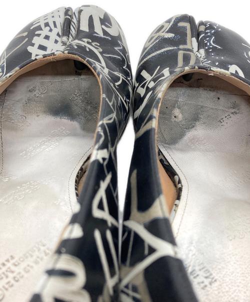 Maison Margiela（メゾンマルジェラ）Maison Margiela (メゾンマルジェラ) アンクルストラップグラフィティ足袋パンプス/Graffiti-print Tabi ankle strap pumps  ホワイト×ブラック サイズ:37の古着・服飾アイテム