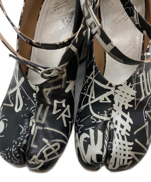 Maison Margiela（メゾンマルジェラ）Maison Margiela (メゾンマルジェラ) アンクルストラップグラフィティ足袋パンプス/Graffiti-print Tabi ankle strap pumps  ホワイト×ブラック サイズ:37の古着・服飾アイテム