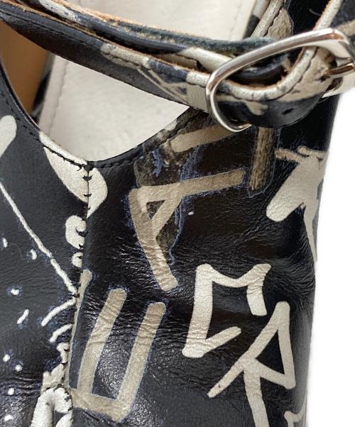 Maison Margiela（メゾンマルジェラ）Maison Margiela (メゾンマルジェラ) アンクルストラップグラフィティ足袋パンプス/Graffiti-print Tabi ankle strap pumps  ホワイト×ブラック サイズ:37の古着・服飾アイテム
