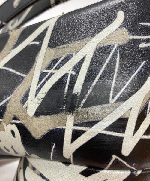 Maison Margiela（メゾンマルジェラ）Maison Margiela (メゾンマルジェラ) アンクルストラップグラフィティ足袋パンプス/Graffiti-print Tabi ankle strap pumps  ホワイト×ブラック サイズ:37の古着・服飾アイテム