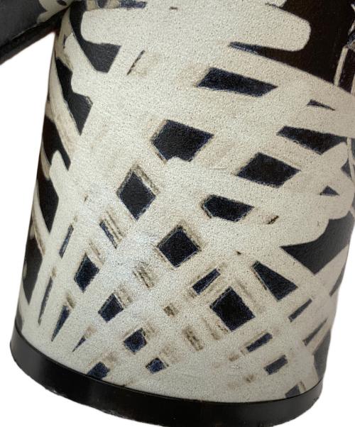 Maison Margiela（メゾンマルジェラ）Maison Margiela (メゾンマルジェラ) アンクルストラップグラフィティ足袋パンプス/Graffiti-print Tabi ankle strap pumps  ホワイト×ブラック サイズ:37の古着・服飾アイテム