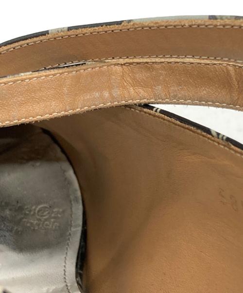 Maison Margiela（メゾンマルジェラ）Maison Margiela (メゾンマルジェラ) アンクルストラップグラフィティ足袋パンプス/Graffiti-print Tabi ankle strap pumps  ホワイト×ブラック サイズ:37の古着・服飾アイテム