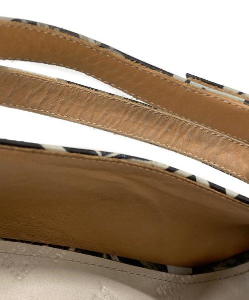 Maison Margiela（メゾンマルジェラ）Maison Margiela (メゾンマルジェラ) アンクルストラップグラフィティ足袋パンプス/Graffiti-print Tabi ankle strap pumps  ホワイト×ブラック サイズ:37の古着・服飾アイテム