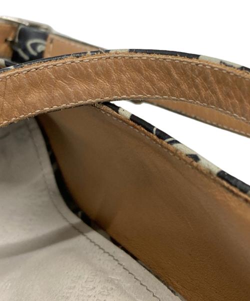 Maison Margiela（メゾンマルジェラ）Maison Margiela (メゾンマルジェラ) アンクルストラップグラフィティ足袋パンプス/Graffiti-print Tabi ankle strap pumps  ホワイト×ブラック サイズ:37の古着・服飾アイテム