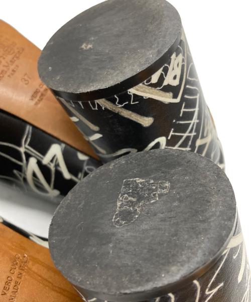 Maison Margiela（メゾンマルジェラ）Maison Margiela (メゾンマルジェラ) アンクルストラップグラフィティ足袋パンプス/Graffiti-print Tabi ankle strap pumps  ホワイト×ブラック サイズ:37の古着・服飾アイテム