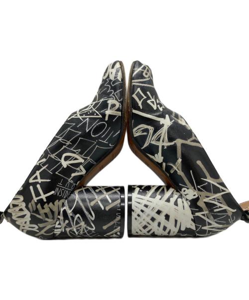 Maison Margiela（メゾンマルジェラ）Maison Margiela (メゾンマルジェラ) アンクルストラップグラフィティ足袋パンプス/Graffiti-print Tabi ankle strap pumps  ホワイト×ブラック サイズ:37の古着・服飾アイテム