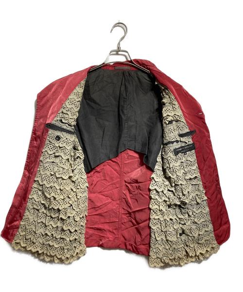 COMME des GARCONS HOMME PLUS（コムデギャルソンオムプリュス）COMME des GARCONS HOMME PLUS (コムデギャルソンオムプリュス) レースフリルライニングナイロンツイルテーラードジャケット/Nylon Twill Tailored Jacket レッド サイズ:Mの古着・服飾アイテム