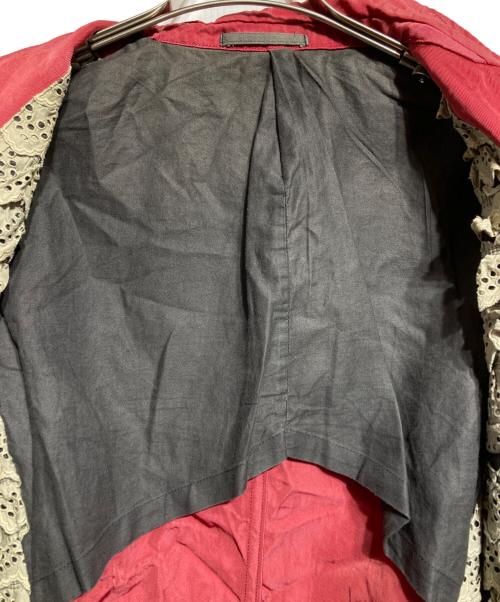 COMME des GARCONS HOMME PLUS（コムデギャルソンオムプリュス）COMME des GARCONS HOMME PLUS (コムデギャルソンオムプリュス) レースフリルライニングナイロンツイルテーラードジャケット/Nylon Twill Tailored Jacket レッド サイズ:Mの古着・服飾アイテム