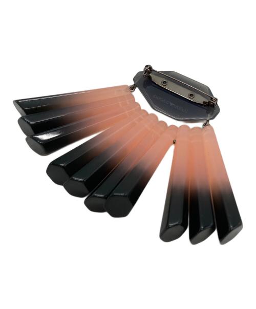 EMPORIO ARMANI（エンポリオ アルマーニ）EMPORIO ARMANI (エンポリオ アルマーニ) ブローチ ブラック×ピンクの古着・服飾アイテム