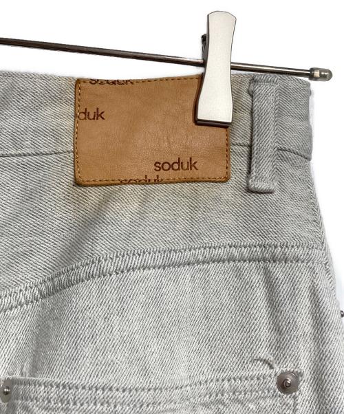 soduk（スドーク）soduk (スドーク) レザーパッチ ワイド テーパード パンツ/Leather patch wide tapered pants グレー サイズ:Mの古着・服飾アイテム