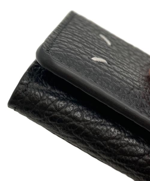 Maison Margiela（メゾンマルジェラ）Maison Margiela (メゾンマルジェラ) 4ステッチ三つ折りウォレット/4-stitch tri-fold wallet ブラックの古着・服飾アイテム