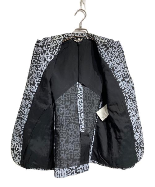 BLACK COMME des GARCONS（ブラックコムデギャルソン）BLACK COMME des GARCONS (ブラックコムデギャルソン) メッセージプリント・ポリジャガードジャケット/Message print polyester jacquard jacket ブラック サイズ:Lの古着・服飾アイテム