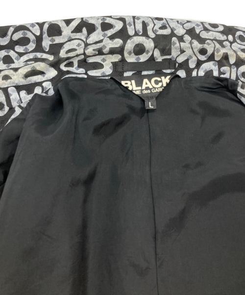 BLACK COMME des GARCONS（ブラックコムデギャルソン）BLACK COMME des GARCONS (ブラックコムデギャルソン) メッセージプリント・ポリジャガードジャケット/Message print polyester jacquard jacket ブラック サイズ:Lの古着・服飾アイテム