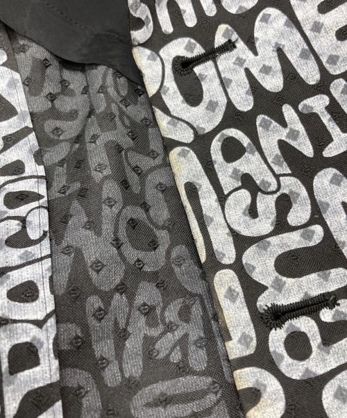 BLACK COMME des GARCONS（ブラックコムデギャルソン）BLACK COMME des GARCONS (ブラックコムデギャルソン) メッセージプリント・ポリジャガードジャケット/Message print polyester jacquard jacket ブラック サイズ:Lの古着・服飾アイテム