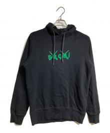 sacai×KAWS（サカイ×カウズ）の古着「Flock Print Hoodie/奥行きのあるフロッキープリントが豊かな質感を演出。サイドのジップデザインが独創的なシルエットを生み、装いを格上げします。」｜ブラック