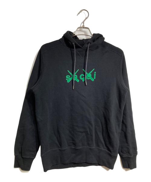 sacai（サカイ）sacai (サカイ) KAWS (カウズ) Flock Print Hoodie/奥行きのあるフロッキープリントが豊かな質感を演出。サイドのジップデザインが独創的なシルエットを生み、装いを格上げします。 ブラック サイズ:2の古着・服飾アイテム