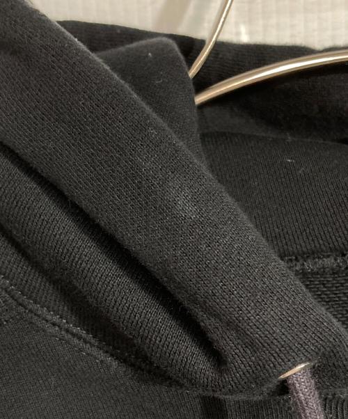 sacai（サカイ）sacai (サカイ) KAWS (カウズ) Flock Print Hoodie/奥行きのあるフロッキープリントが豊かな質感を演出。サイドのジップデザインが独創的なシルエットを生み、装いを格上げします。 ブラック サイズ:2の古着・服飾アイテム