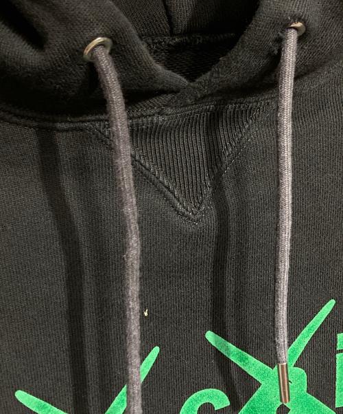 sacai（サカイ）sacai (サカイ) KAWS (カウズ) Flock Print Hoodie/奥行きのあるフロッキープリントが豊かな質感を演出。サイドのジップデザインが独創的なシルエットを生み、装いを格上げします。 ブラック サイズ:2の古着・服飾アイテム