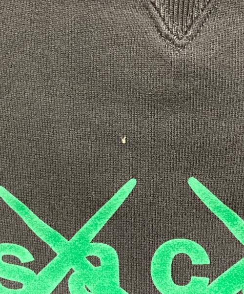 sacai（サカイ）sacai (サカイ) KAWS (カウズ) Flock Print Hoodie/奥行きのあるフロッキープリントが豊かな質感を演出。サイドのジップデザインが独創的なシルエットを生み、装いを格上げします。 ブラック サイズ:2の古着・服飾アイテム