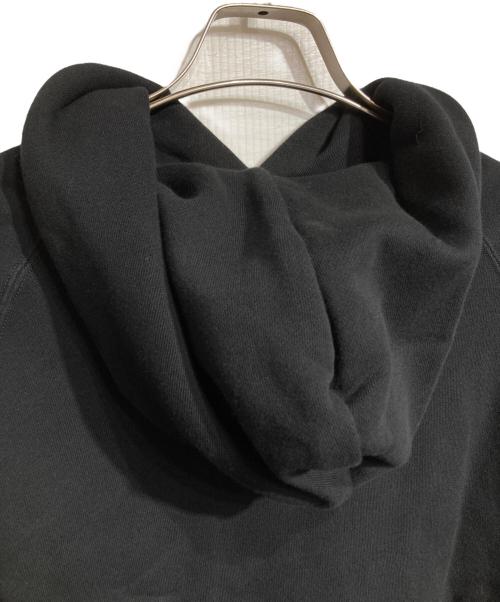 sacai（サカイ）sacai (サカイ) KAWS (カウズ) Flock Print Hoodie/奥行きのあるフロッキープリントが豊かな質感を演出。サイドのジップデザインが独創的なシルエットを生み、装いを格上げします。 ブラック サイズ:2の古着・服飾アイテム