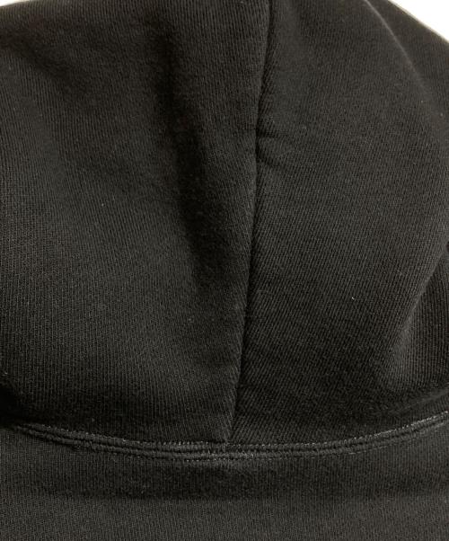 sacai（サカイ）sacai (サカイ) KAWS (カウズ) Flock Print Hoodie/奥行きのあるフロッキープリントが豊かな質感を演出。サイドのジップデザインが独創的なシルエットを生み、装いを格上げします。 ブラック サイズ:2の古着・服飾アイテム