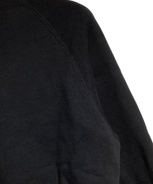 sacai（サカイ）sacai (サカイ) KAWS (カウズ) Flock Print Hoodie/奥行きのあるフロッキープリントが豊かな質感を演出。サイドのジップデザインが独創的なシルエットを生み、装いを格上げします。 ブラック サイズ:2の古着・服飾アイテム