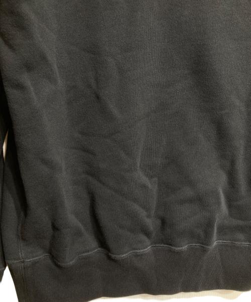 sacai（サカイ）sacai (サカイ) KAWS (カウズ) Flock Print Hoodie/奥行きのあるフロッキープリントが豊かな質感を演出。サイドのジップデザインが独創的なシルエットを生み、装いを格上げします。 ブラック サイズ:2の古着・服飾アイテム