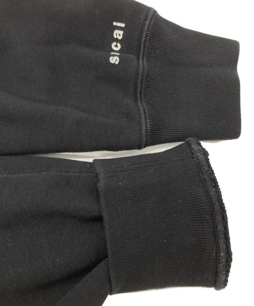 sacai（サカイ）sacai (サカイ) KAWS (カウズ) Flock Print Hoodie/奥行きのあるフロッキープリントが豊かな質感を演出。サイドのジップデザインが独創的なシルエットを生み、装いを格上げします。 ブラック サイズ:2の古着・服飾アイテム