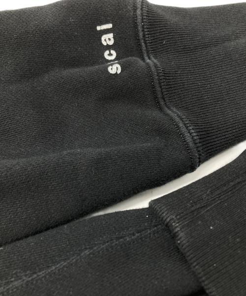 sacai（サカイ）sacai (サカイ) KAWS (カウズ) Flock Print Hoodie/奥行きのあるフロッキープリントが豊かな質感を演出。サイドのジップデザインが独創的なシルエットを生み、装いを格上げします。 ブラック サイズ:2の古着・服飾アイテム