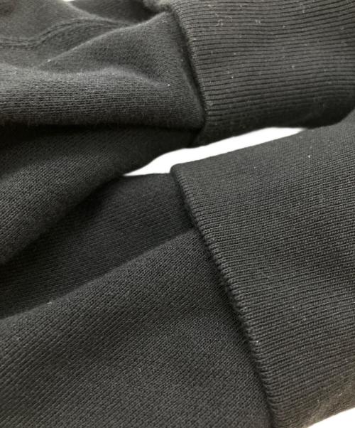 sacai（サカイ）sacai (サカイ) KAWS (カウズ) Flock Print Hoodie/奥行きのあるフロッキープリントが豊かな質感を演出。サイドのジップデザインが独創的なシルエットを生み、装いを格上げします。 ブラック サイズ:2の古着・服飾アイテム