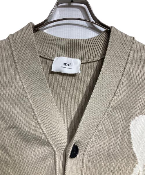 AMI Alexandre Mattiussi（アミアレクサンドルマテュッシ）AMI Alexandre Mattiussi (アミアレクサンドルマテュッシ) Heart Wool V-Neck Cardigan/an」は、日本語で一般的に「ハート（柄/ロゴ）ウール Vネック カーディガン ベージュ サイズ:Ｓの古着・服飾アイテム