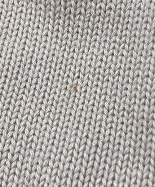 AMI Alexandre Mattiussi（アミアレクサンドルマテュッシ）AMI Alexandre Mattiussi (アミアレクサンドルマテュッシ) Heart Wool V-Neck Cardigan/an」は、日本語で一般的に「ハート（柄/ロゴ）ウール Vネック カーディガン ベージュ サイズ:Ｓの古着・服飾アイテム